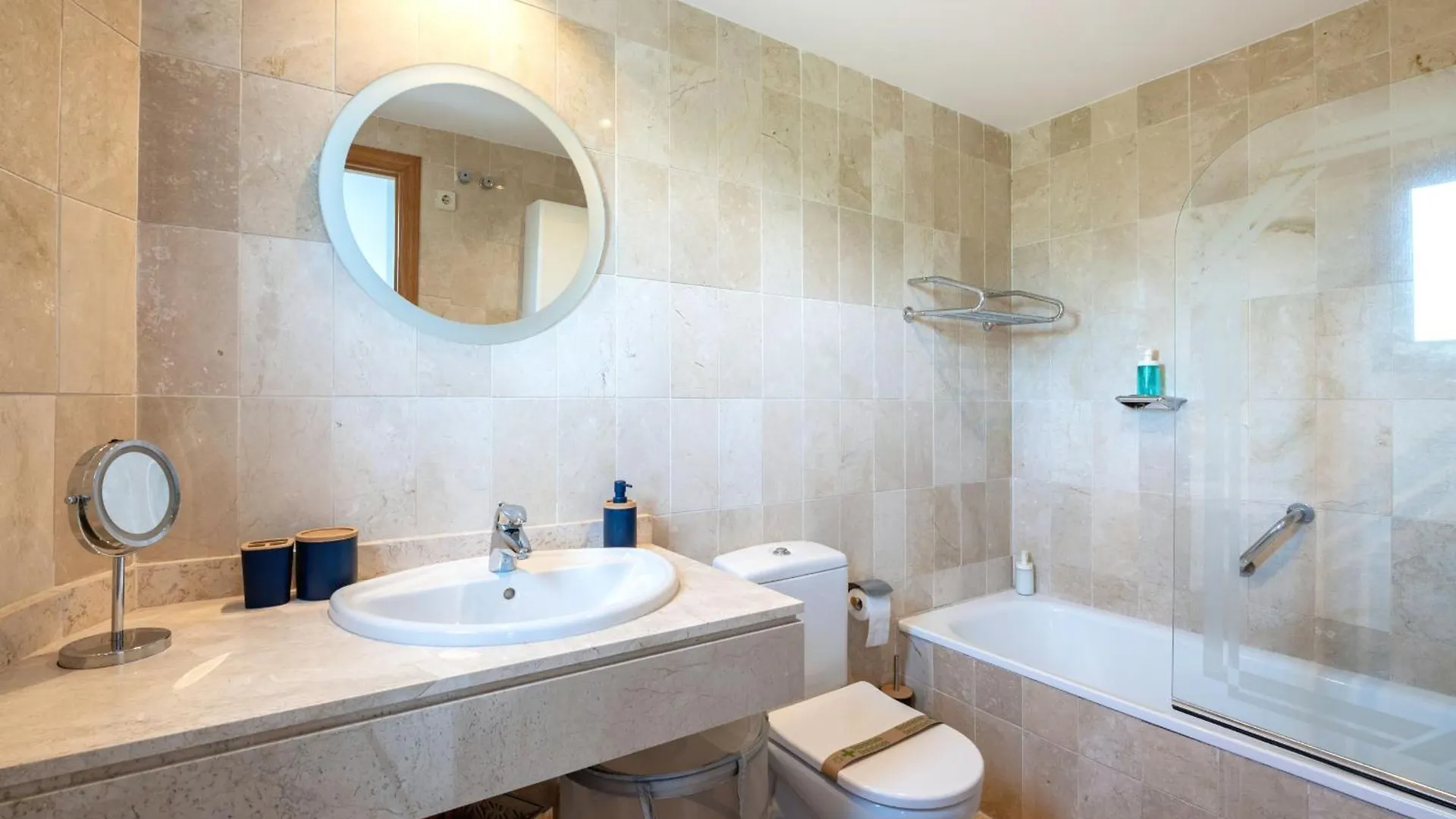 Amplio Apartamento De 3 Dormitorios Junto A La Playa, Costalita, Estepona