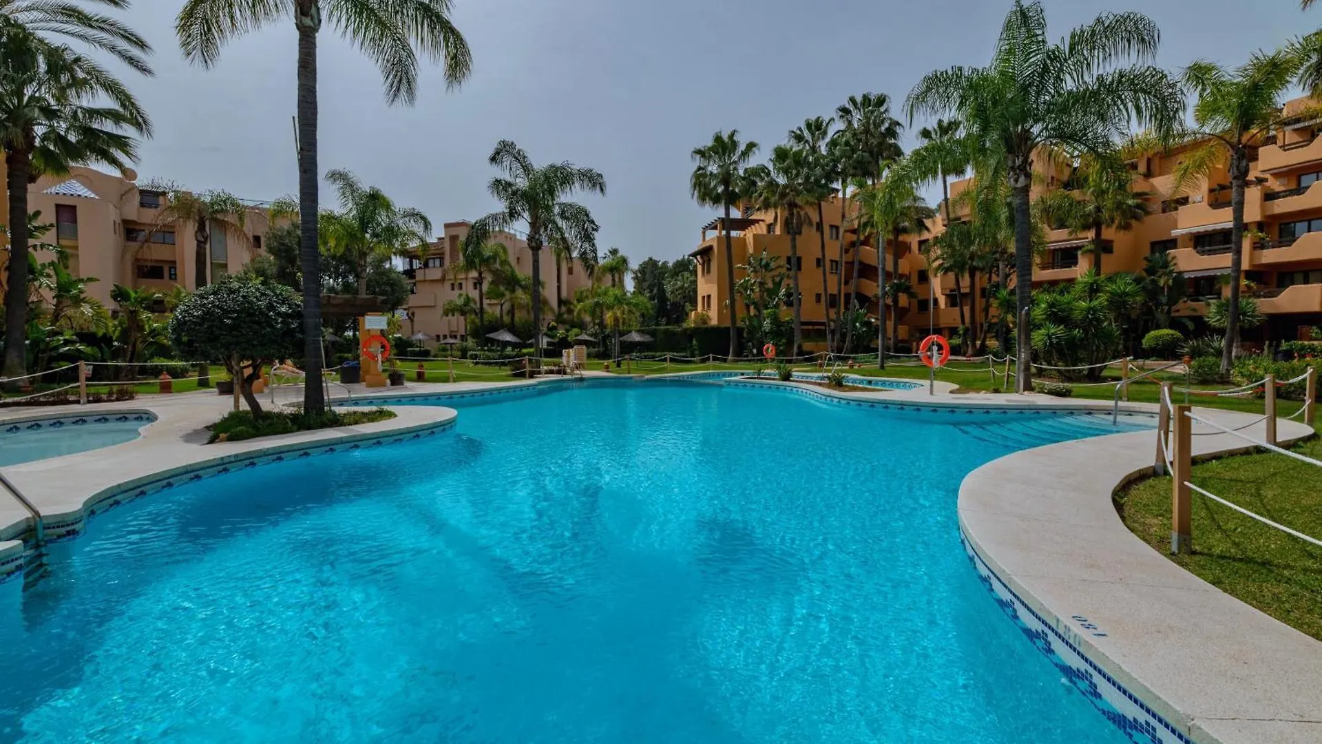 Amplio Apartamento De 3 Dormitorios Junto A La Playa, Costalita, Estepona Apartment