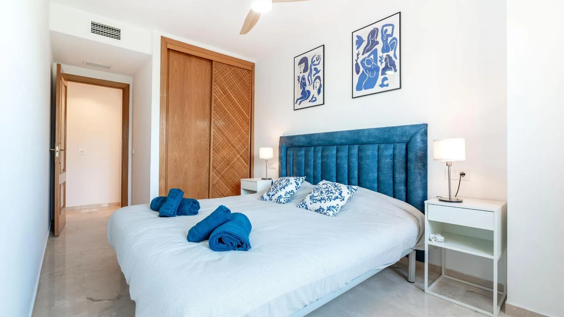 Amplio Apartamento De 3 Dormitorios Junto A La Playa, Costalita, Estepona