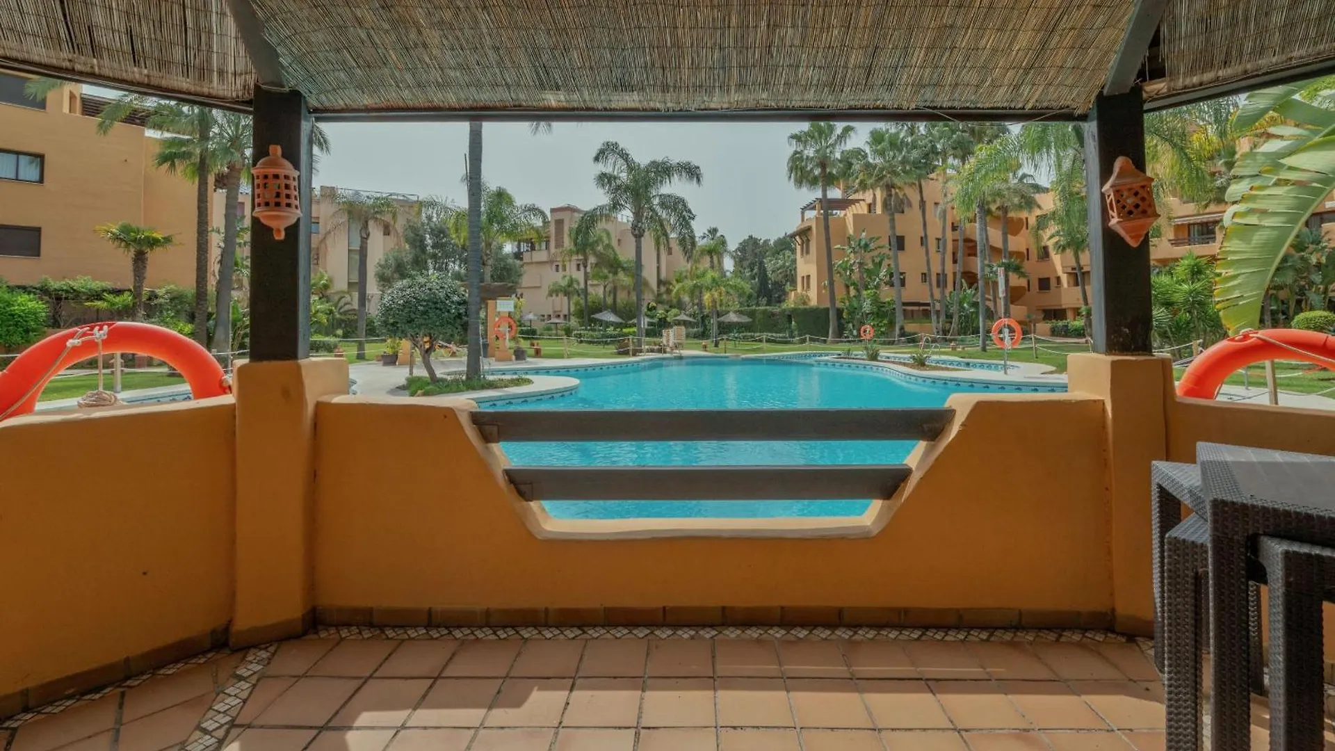Amplio Apartamento De 3 Dormitorios Junto A La Playa, Costalita, Estepona