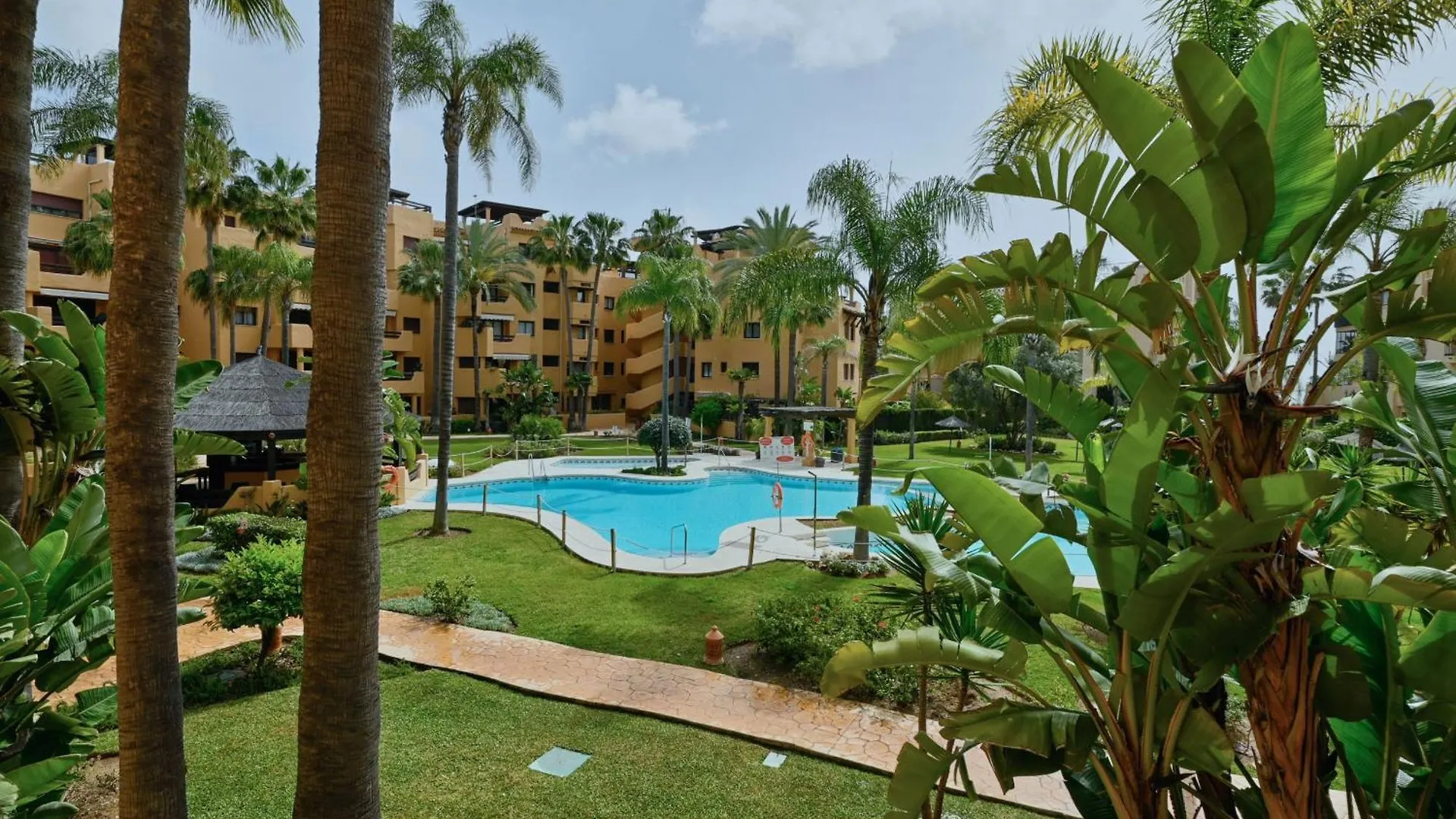 Amplio Apartamento De 3 Dormitorios Junto A La Playa, Costalita, Estepona Spain