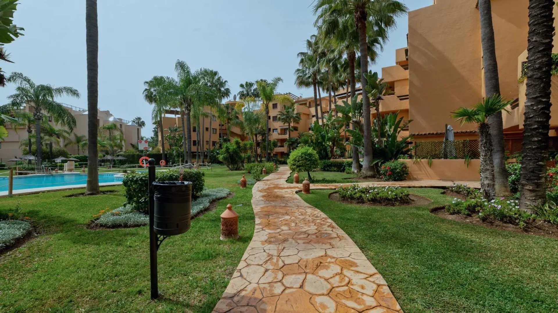 Amplio Apartamento De 3 Dormitorios Junto A La Playa, Costalita, Estepona Apartment