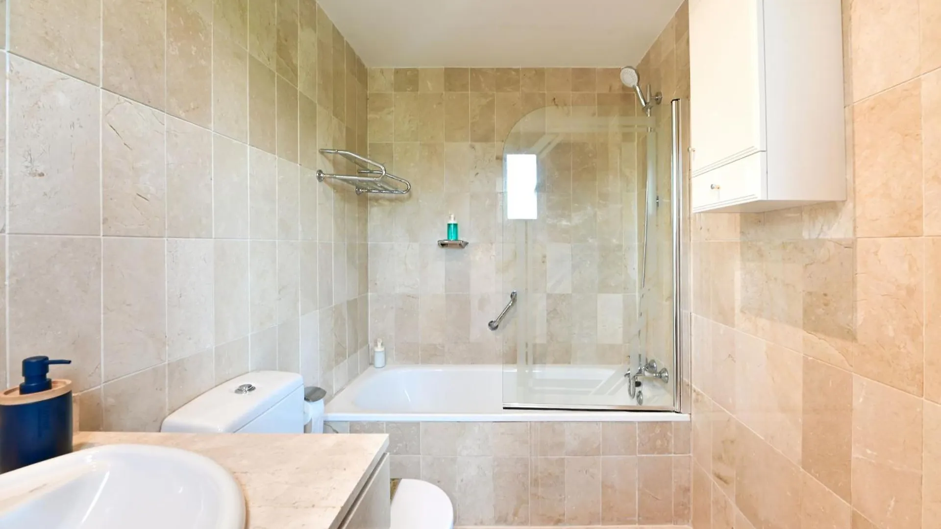 Amplio Apartamento De 3 Dormitorios Junto A La Playa, Costalita, Estepona Spain
