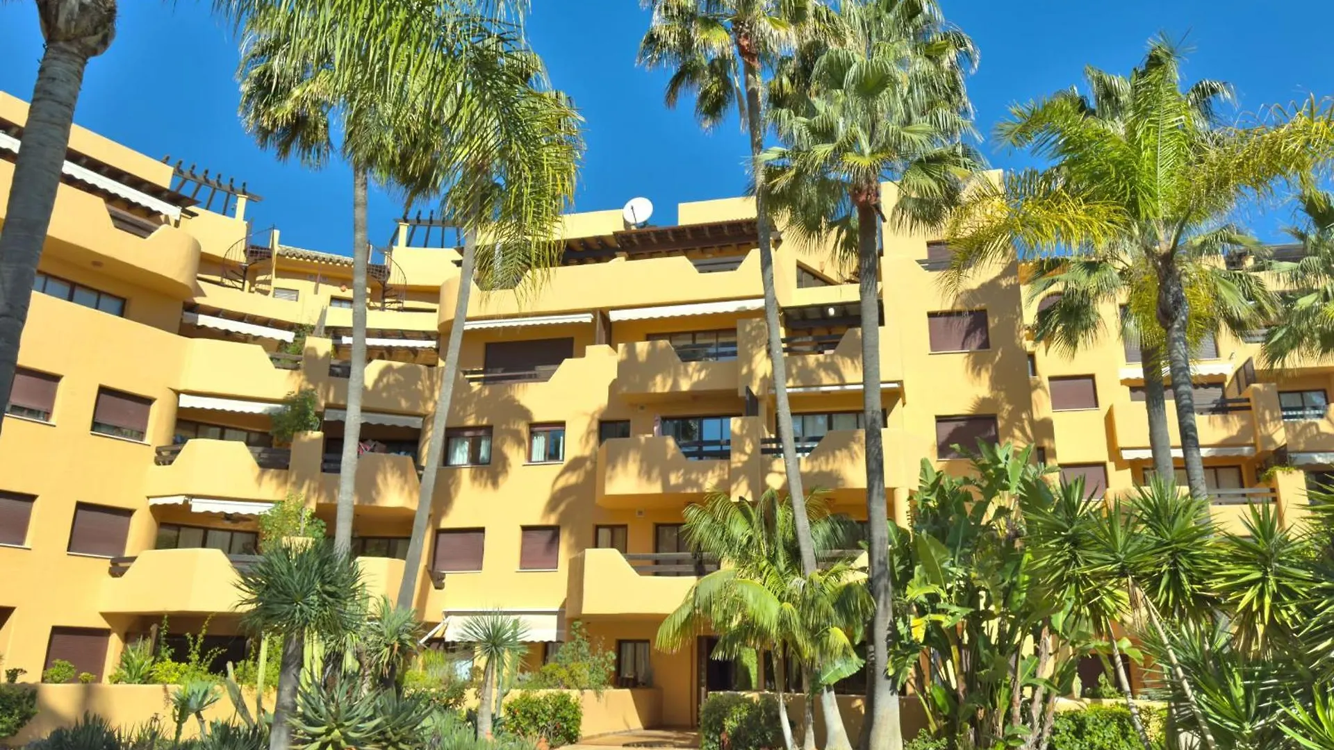 Amplio Apartamento De 3 Dormitorios Junto A La Playa, Costalita, Estepona 0*,  Spain