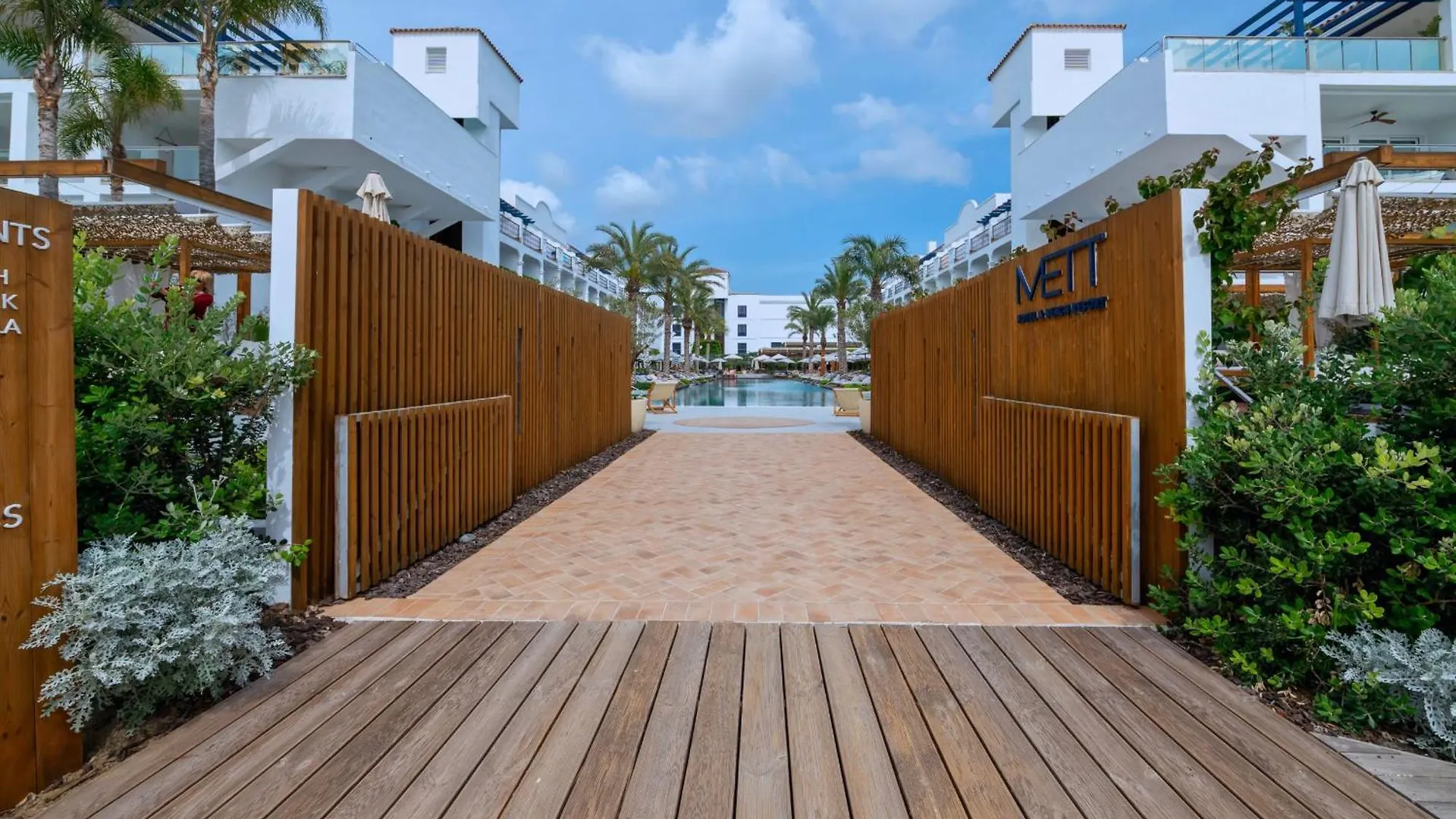 Amplio Apartamento De 3 Dormitorios Junto A La Playa, Costalita, Estepona