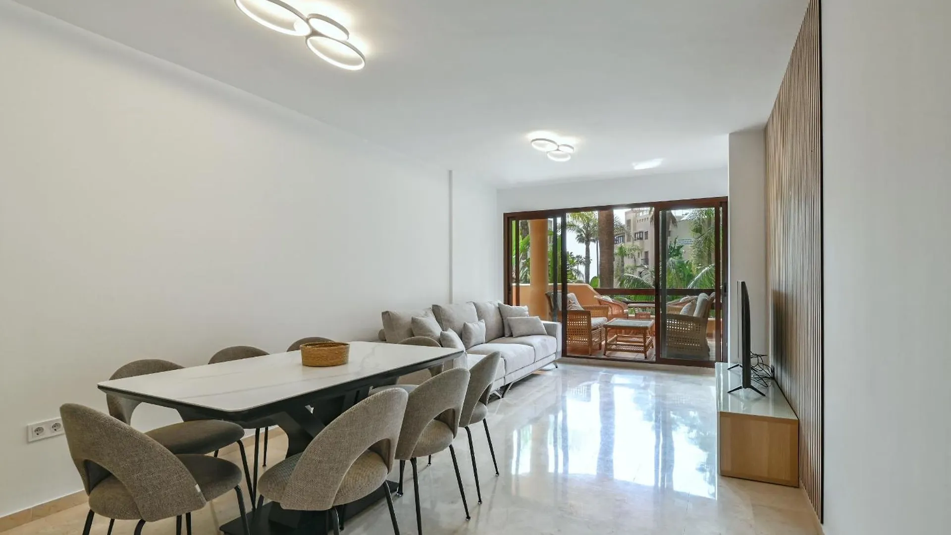 Amplio Apartamento De 3 Dormitorios Junto A La Playa, Costalita, Estepona