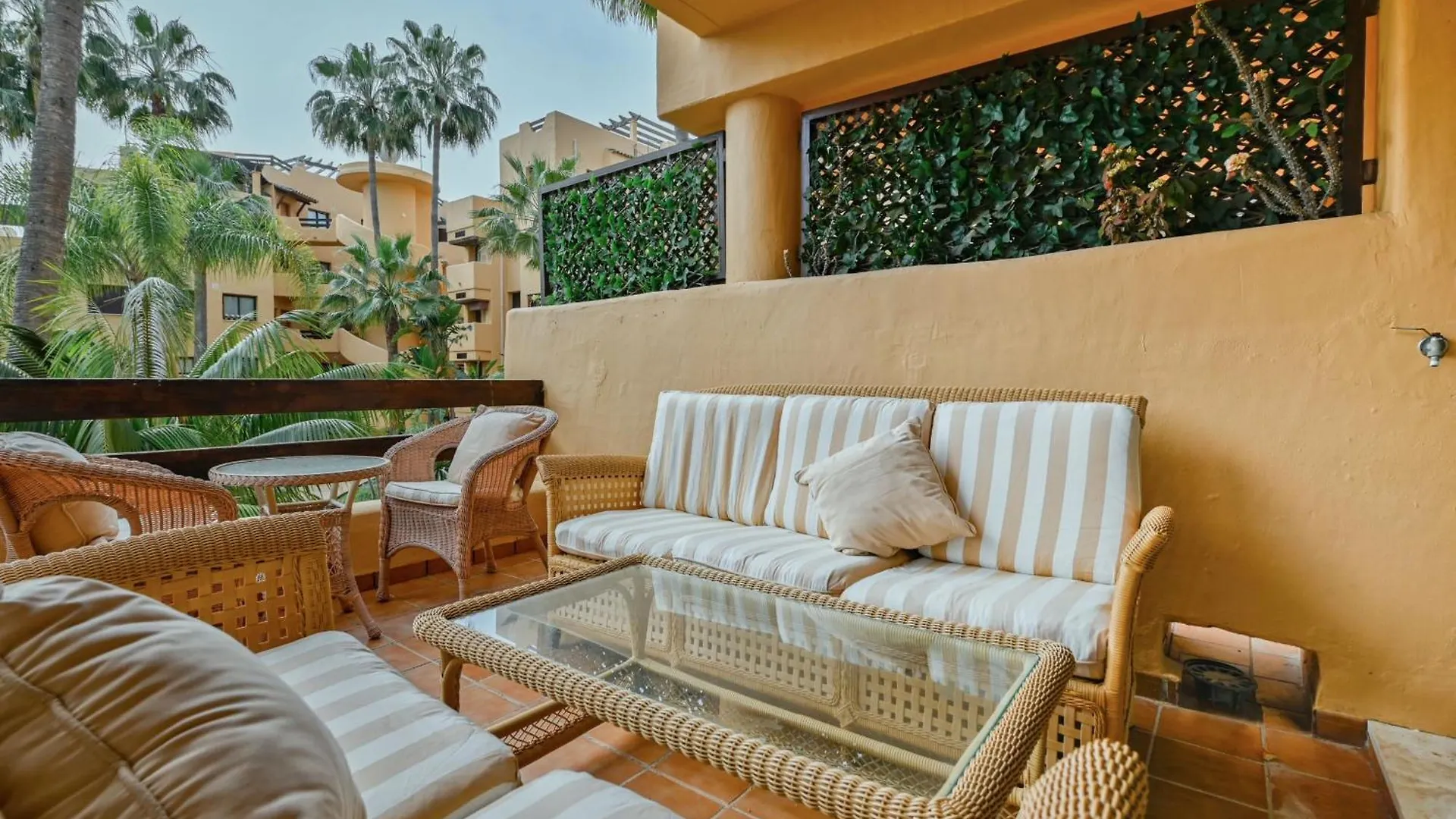 Amplio Apartamento De 3 Dormitorios Junto A La Playa, Costalita, Estepona Apartment