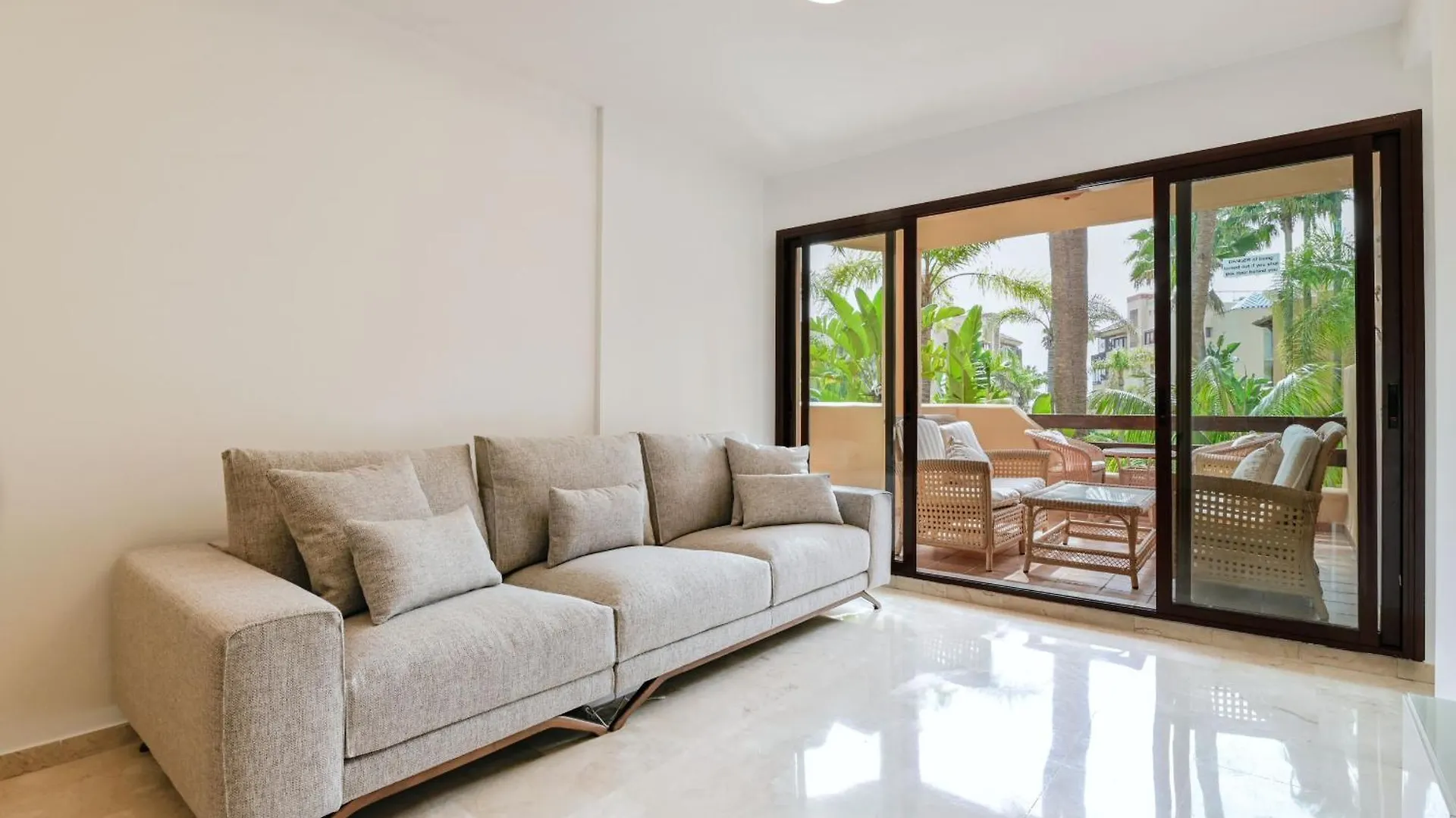 Amplio Apartamento De 3 Dormitorios Junto A La Playa, Costalita, Estepona
