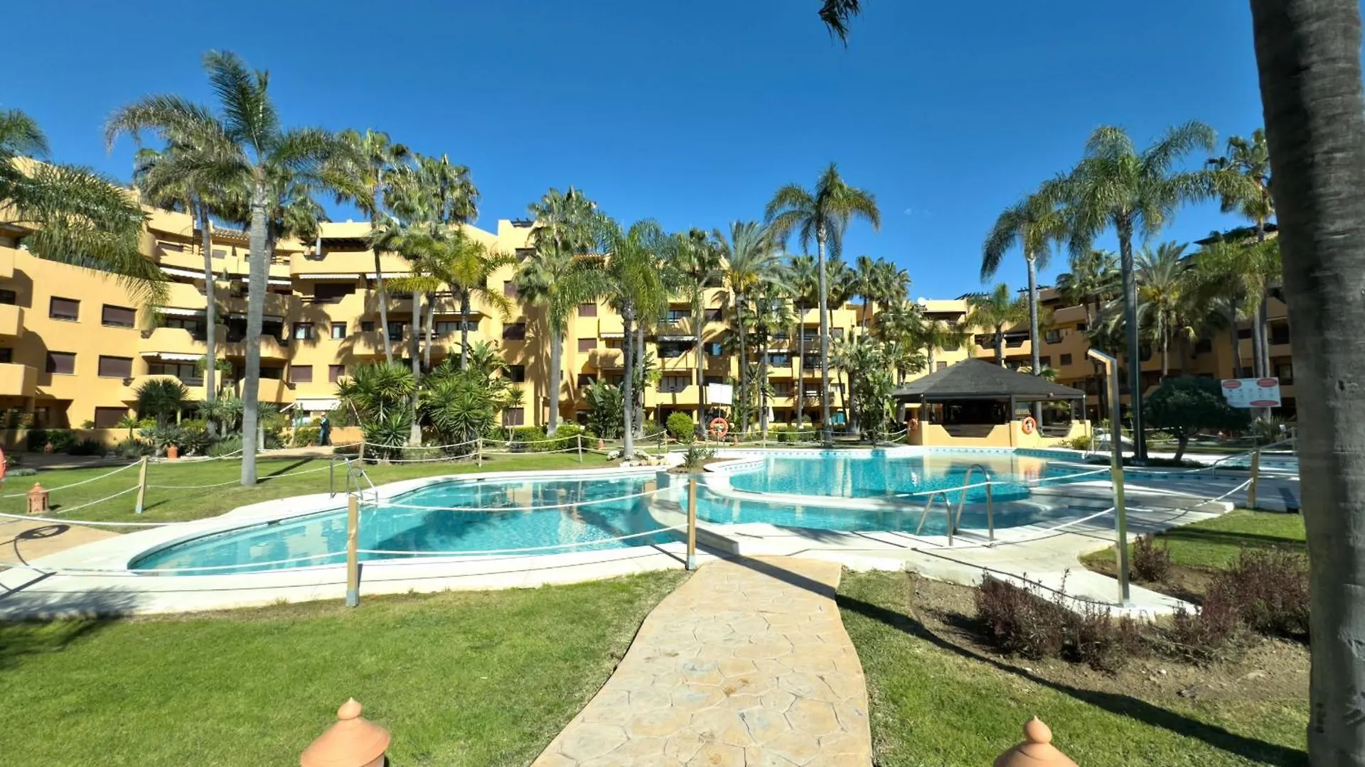 Amplio Apartamento De 3 Dormitorios Junto A La Playa, Costalita, Estepona Apartment