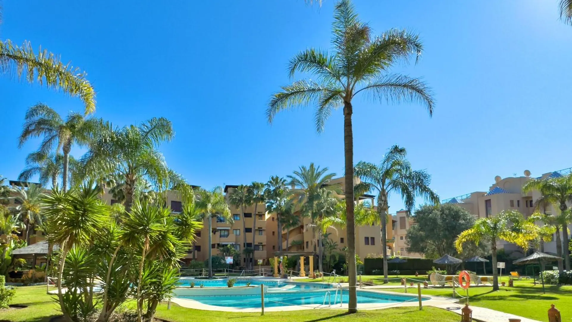 Amplio Apartamento De 3 Dormitorios Junto A La Playa, Costalita, Estepona Spain