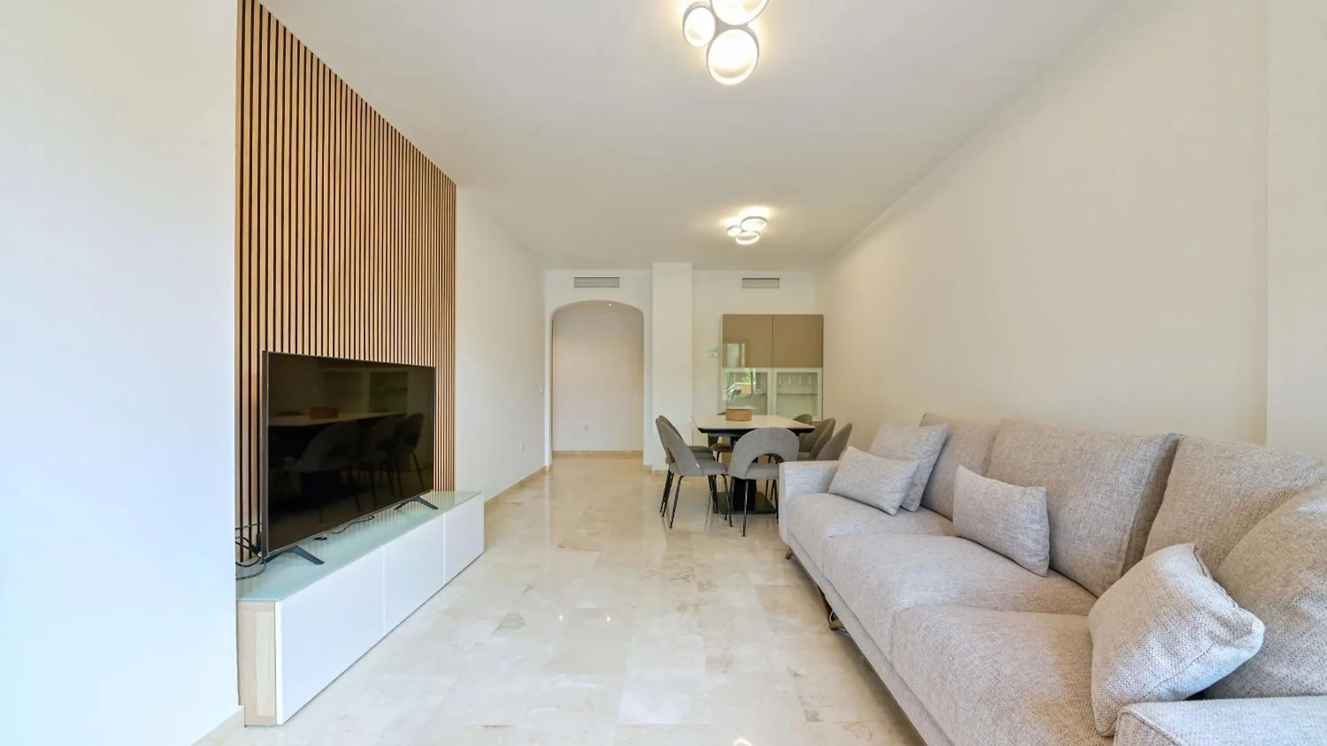 Amplio Apartamento De 3 Dormitorios Junto A La Playa, Costalita, Estepona