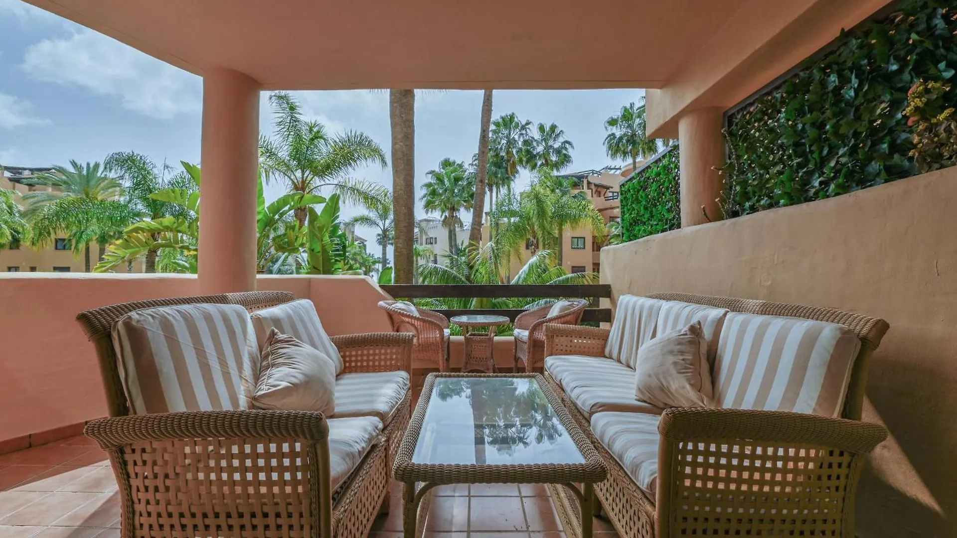 Amplio Apartamento De 3 Dormitorios Junto A La Playa, Costalita, Estepona Apartment